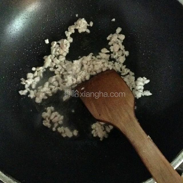 锅中放少许油，下猪肉末煸炒。