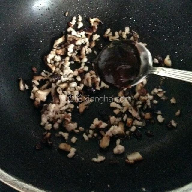 肉末一转色加入香菇。再放入一勺甜面酱炒匀盛出待用？