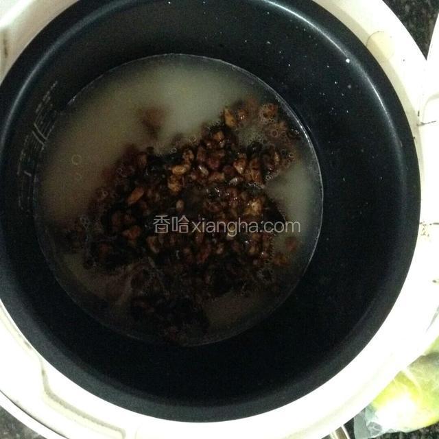 大米淘洗干净。放入电饭煲，加适量清水，倒入炒好的香菇肉末，在放入少许盐，按煮饭键煮熟即可。