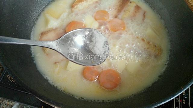 等汤变白后加少许盐调味
