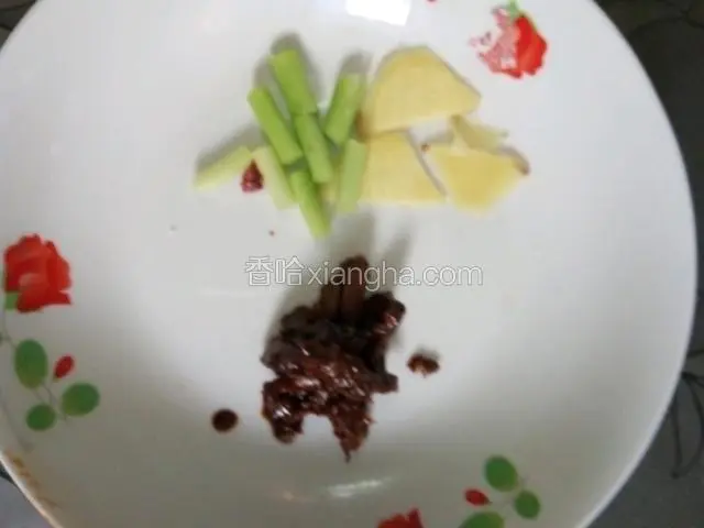 姜切片，葱切小段，豆瓣酱适量