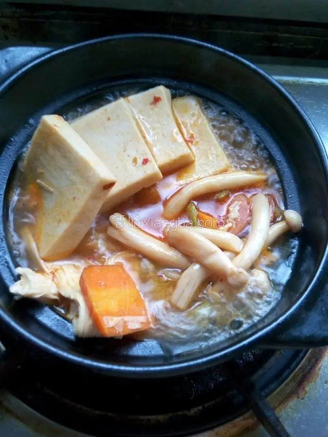把砂锅提前预热，把炒锅里的食材倒入砂锅里用慢火炖煮食材熟透，加入适量盐，胡椒粉调味即可。