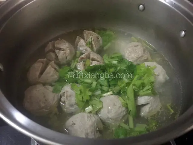 撒上芹菜末、用一点点味精调味