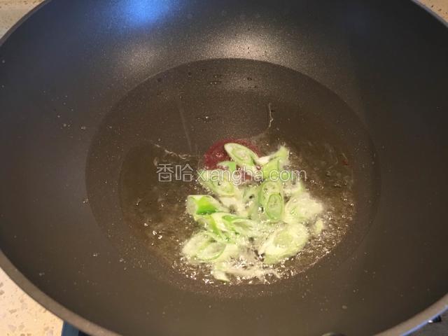 热锅凉油，油温升高后放入葱花爆香。