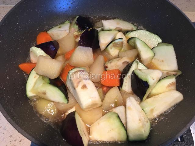 土豆炖5分钟后加入茄子块和盐翻炒均匀。