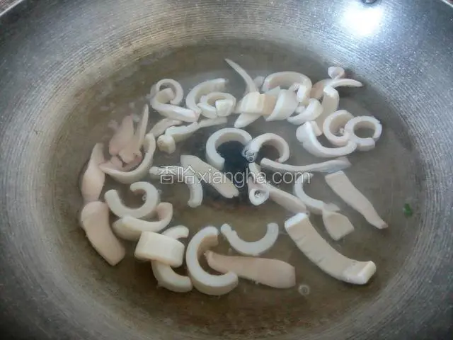 鱿鱼冲洗干净，焯水20秒