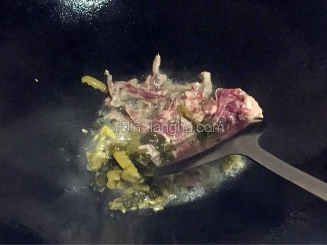 锅里烧油，放入酸菜，肉丝，姜片翻炒均匀