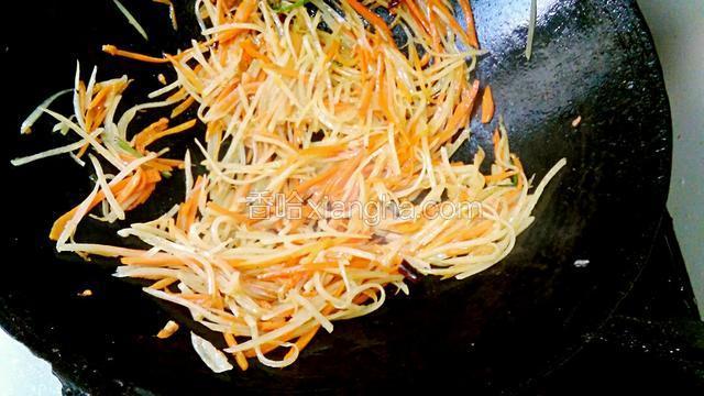 加入醋和味精炒匀关火