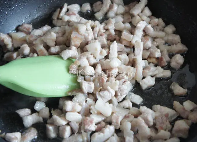不粘锅煎五花肉，炒出油后盛出来