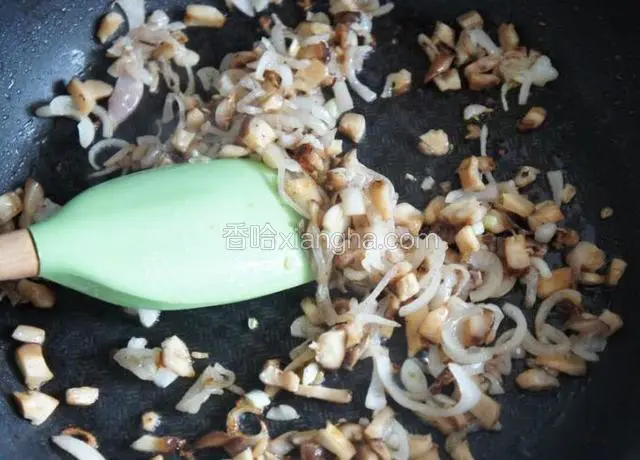 用余油炒洋葱丝和蘑菇丁