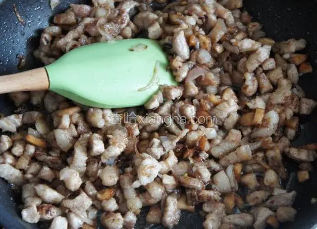 再把五花肉倒进去煸炒，加糖，五香粉和胡椒粉炒