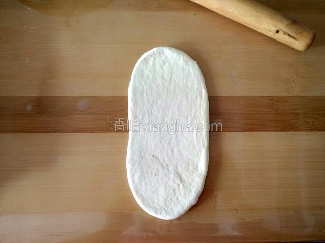 下面制作方胚子 取一份 用擀面杖擀成椭圆形