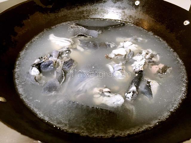 锅内烧开水放料酒焯烫鸡肉后捞出沥干水份。