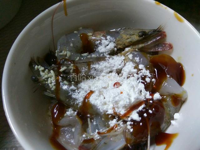 虾扒好，用：生粉，胡椒粉，鸡精，蚝油腌制一会