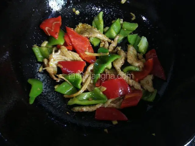 肉快熟了，放入尖椒，加入少量盐和糖快速翻炒几下