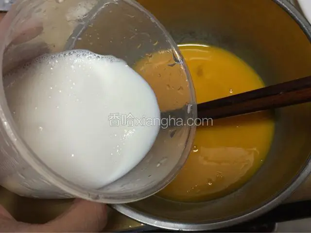 蛋黄打散，加入牛奶，加入砂糖