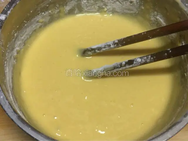用筛子筛入低粉，搅均匀