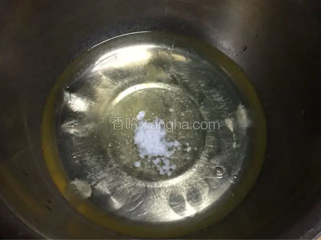 蛋白里面加入少许塔塔粉，开启打蛋器