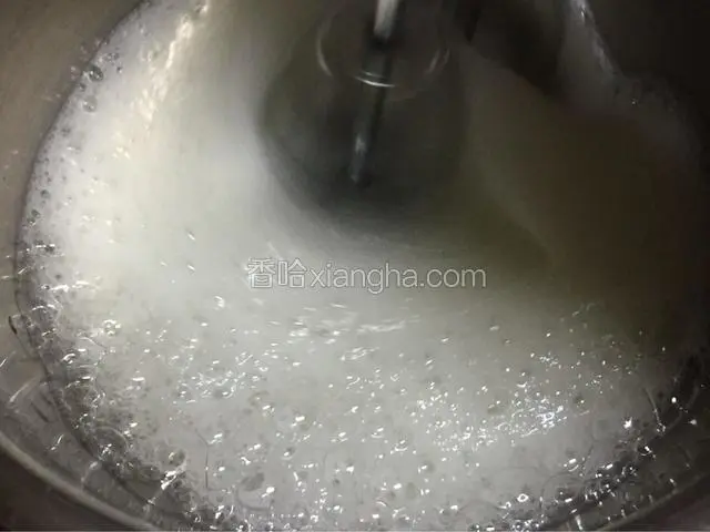 打到粗泡加入第一次砂糖20g，继续搅打