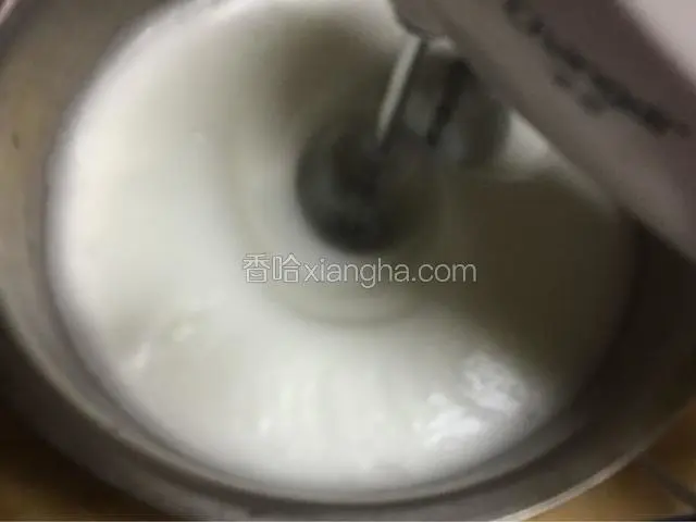 泡泡细腻了，放入第二次砂糖20g