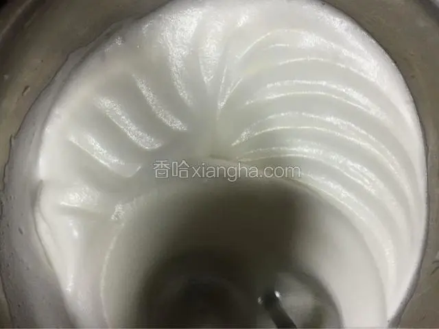打出纹路了再加入第三次砂糖20g