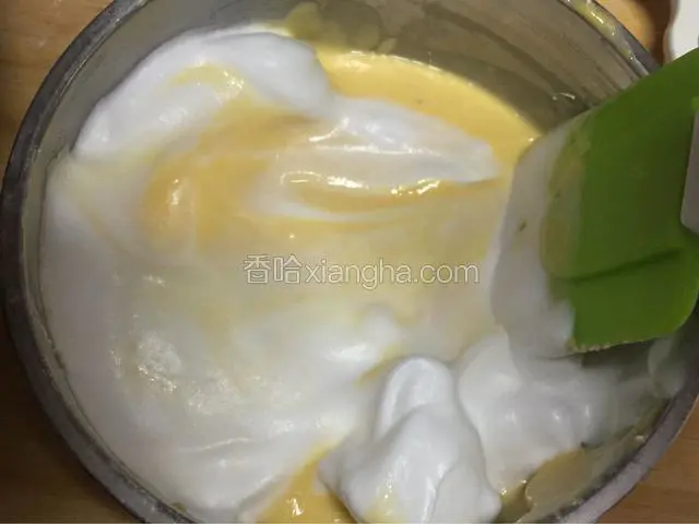 舀入一勺蛋白糊，翻拌均匀，从底部往上翻拌，像炒菜一样。不要搅拌