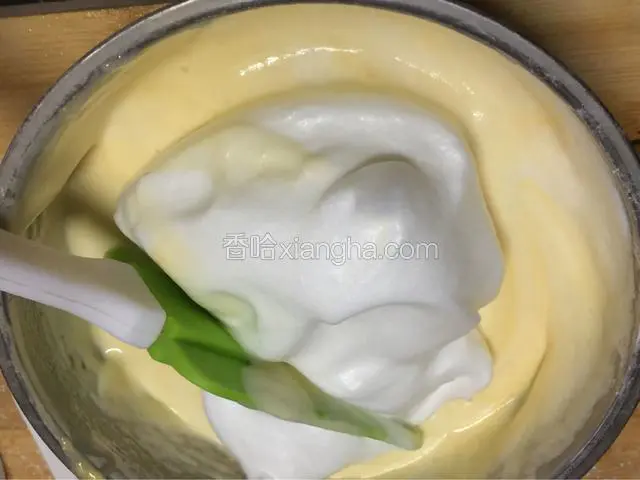 第二次加入蛋白糊，翻拌均匀