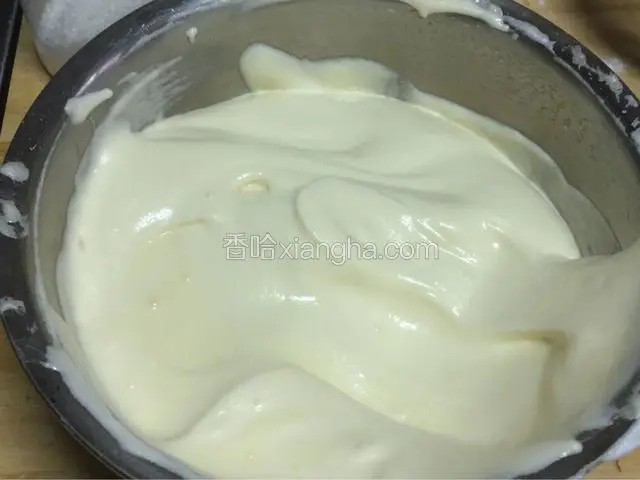 最后把翻拌好的蛋糊倒入剩余的蛋白糊中，翻拌均匀
