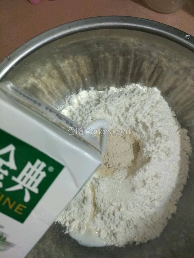 面粉放碗里，挖出个坑把白糖和酵母放里面，再慢慢加入牛奶