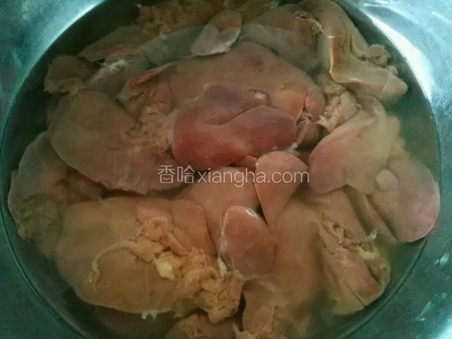 鸡肝摘去油和筋膜，用水泡十分钟