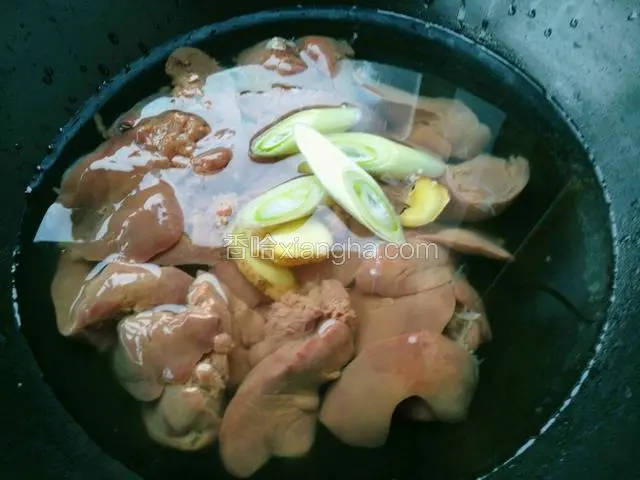 泡好的鸡肝凉水下锅，放入葱姜，料酒，烧开