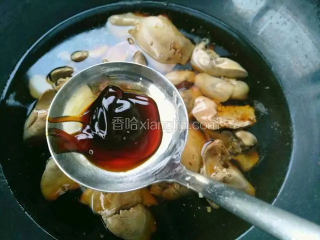 放入蚝油（大约半勺）
