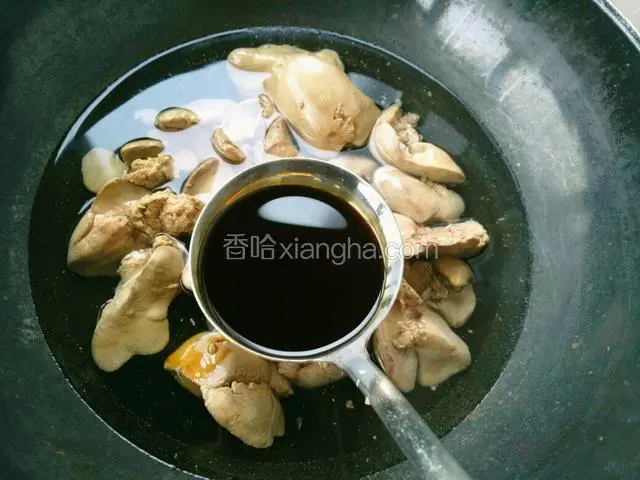 锅里放热水，放入洗好的鸡肝，放入酱油（大约一勺半）