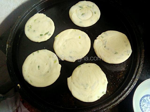 把做好的饼放进电饼档