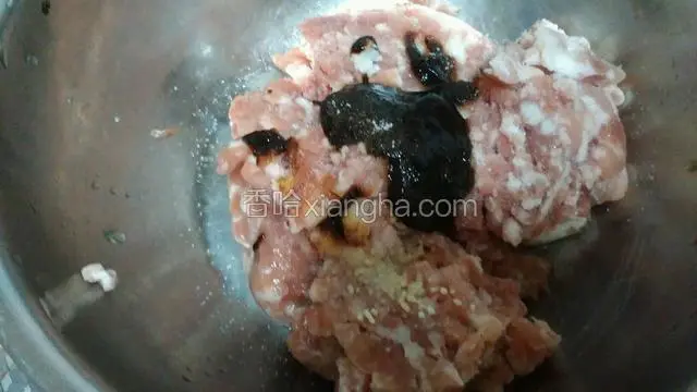 肉馅三分肥，七分瘦，加入北京出的甜面酱，鸡精，二锅头酒，盐搅拌均匀后加入葱姜水继续搅拌。