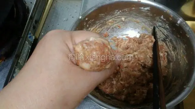 用手挤成大小相同的丸子，不要太大