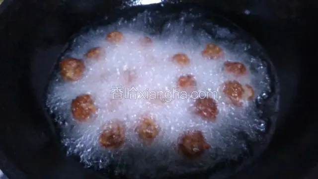 油锅加热高油温将丸子倒入进行第二次炸