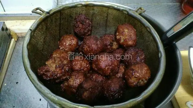 出锅，酥酥脆脆香香的丸子可以摆盘了