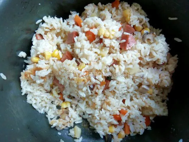 煮饭程序结束后米饭在锅焖10分钟，用饭铲翻拌均匀就可以食用啦