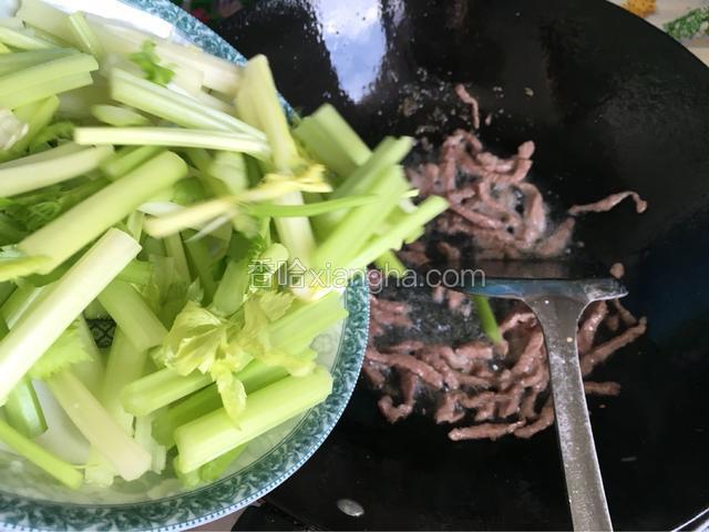 待肉丝变色后倒入切好的芹菜，