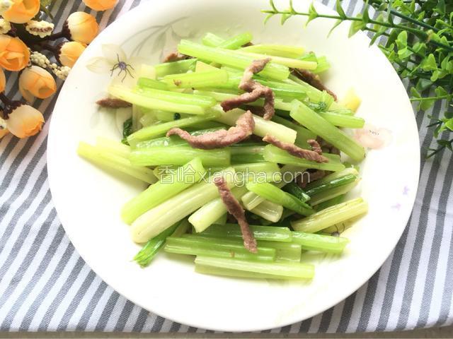 一盘含有丰富膳食纤维的蔬菜上桌了。