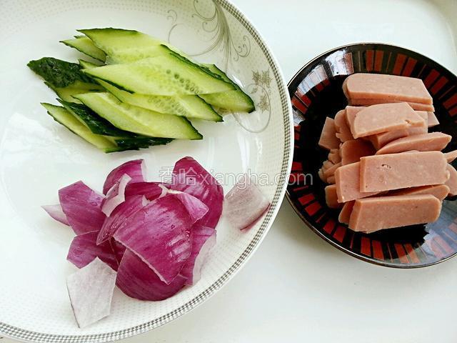 鸡蛋打入碗中，加料酒、适量盐打匀；火腿切片；黄瓜切菱形片；洋葱切不规则片状