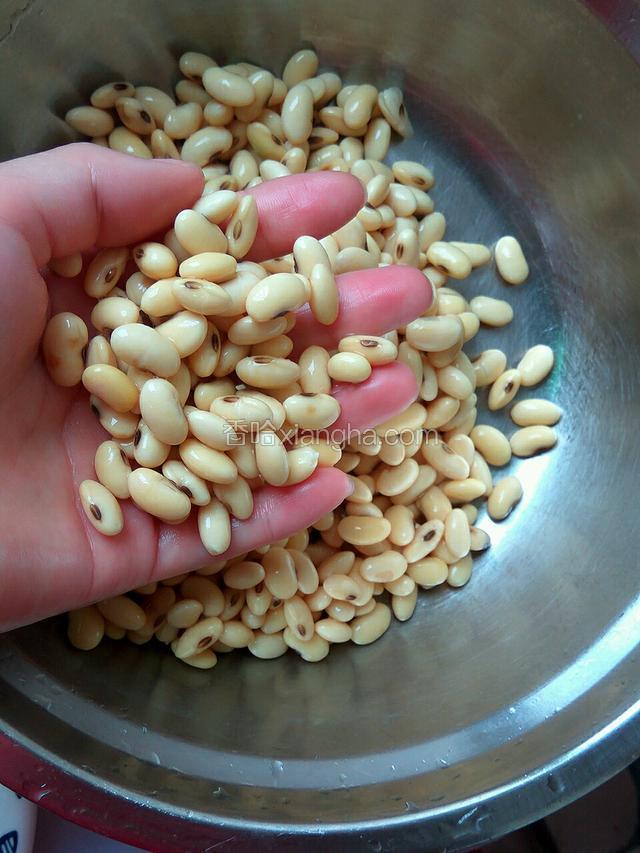用手抓两把黄豆洗净，浸泡二晚沥干水份备用