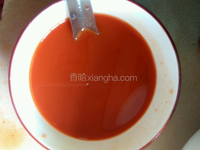 调茄汁：取一个碗，半碗水，二勺糖，四勺番茄酱，一勺生粉，二勺酱油，少许盐 拌匀备用