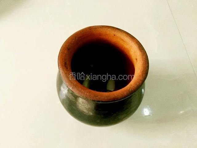 把蒜，辣椒，盐少许放这个捣蒜用的器具里弄碎。