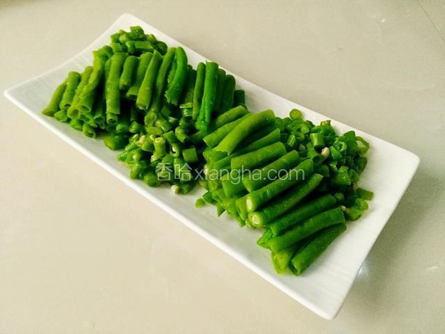 焯好水的豆角，切段摆放盘子里。