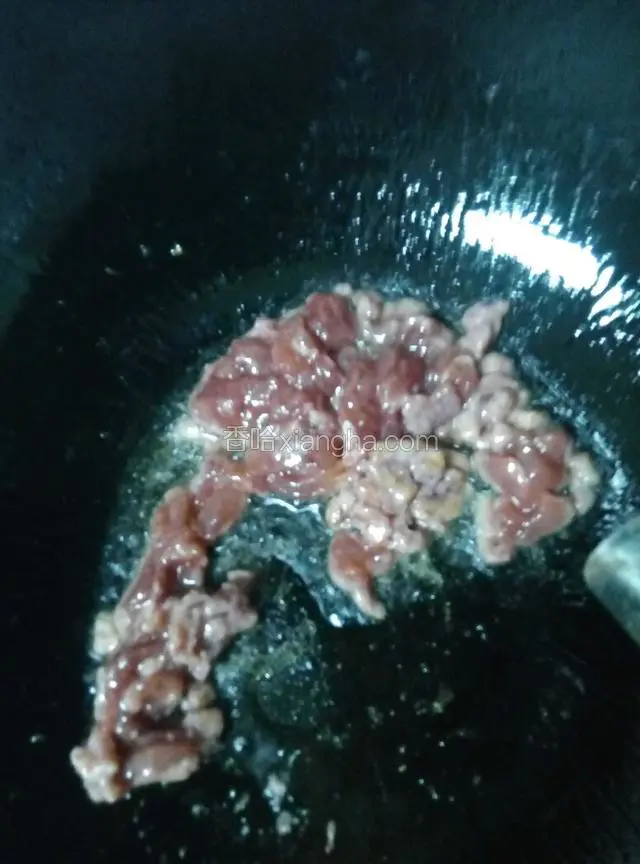 油烧热放入牛肉翻炒3分钟装盘备用