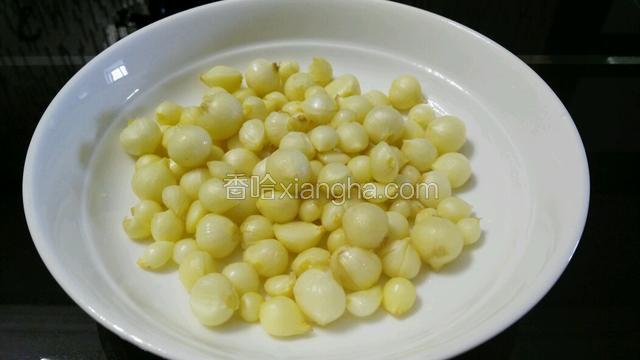 苦藠洗净去皮