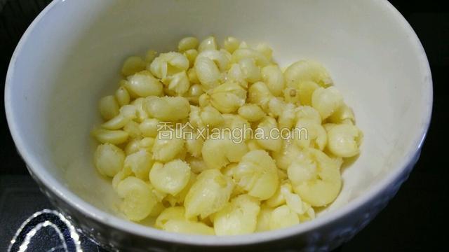 用刀将苦藠压碎，撒少量盐