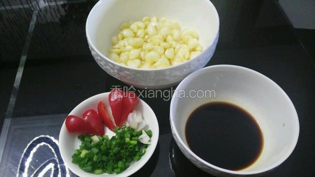 准备一小碗，放入半茶匙盐、两勺生抽、一勺醋、一茶匙白糖、少量鸡精，搅拌均匀